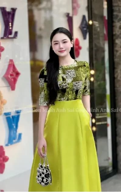 ĐẦM LỤA VÀNG CỔ THUYỀN PHỐI TAFTA BÓNG – MINH ANH SÀI GÒN - SANG TRỌNG VÀ THANH LỊCH thumbnail 2